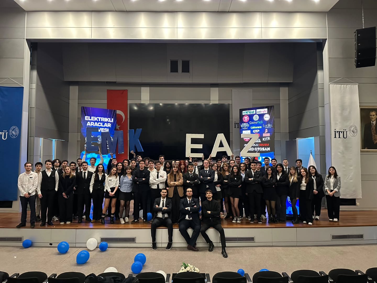 EAZ elektrikli araç zirvesinde bir araya gelen öğrenciler ve sektör profesyonelleri